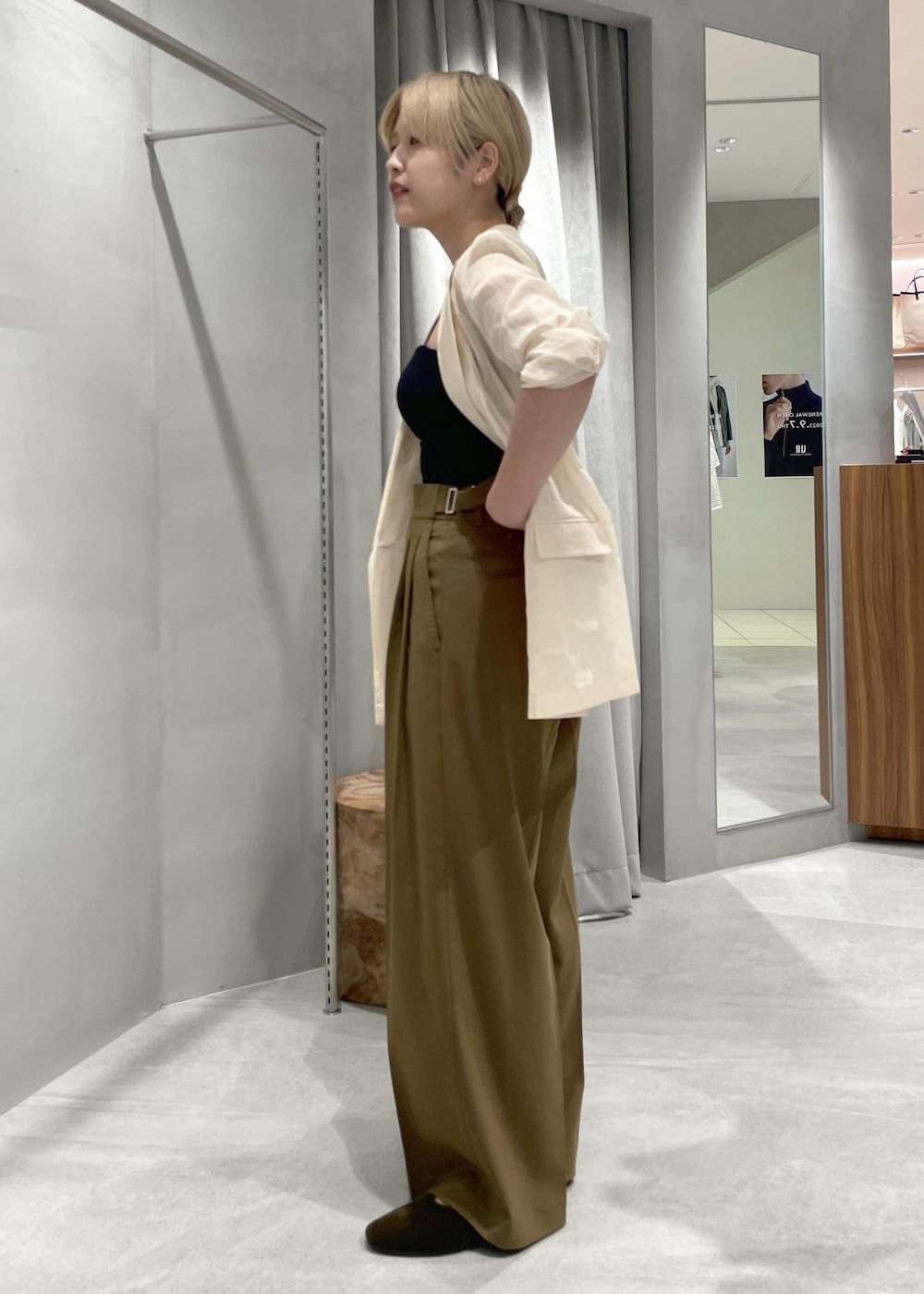 「ベロア、acoc、ファーバッグ、シアージャケット、ブラウン、ハンドバッグ、ジャケット、シアー、パンツ、ADAM ET ROPÉ、FEMME、SDGs、サステナブル、骨格ウェーブ、骨格ナチュラル」|「ADAM ET ROPE'の【ACOC】Soft Fur Tote Bag(トートバッグ、ベージュ系)」を使った、matsumuraさん(レディース・159cm)の夏コーディネートの2枚目の写真