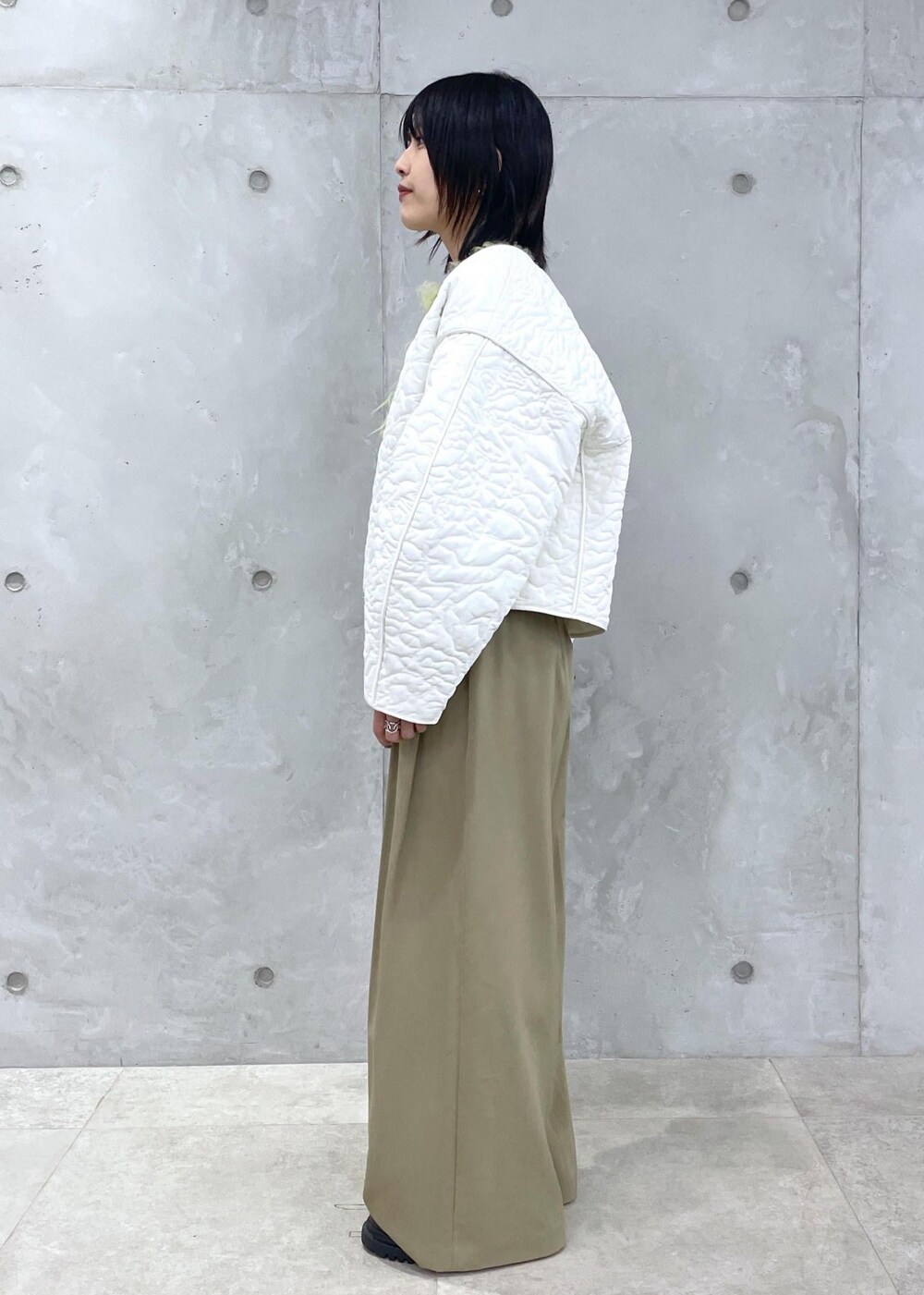 ブラウン系のローファー、グリーン系のカーディガン/ボレロ、グリーン系のスラックスを着用したレディースの冬コーディネートの3枚目の写真