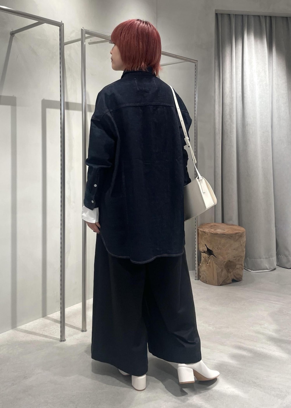 ブラック系のチノパンツ、ホワイト系のショルダーバッグ、ホワイト系のその他シューズを着用したレディースの秋コーディネートの3枚目の写真