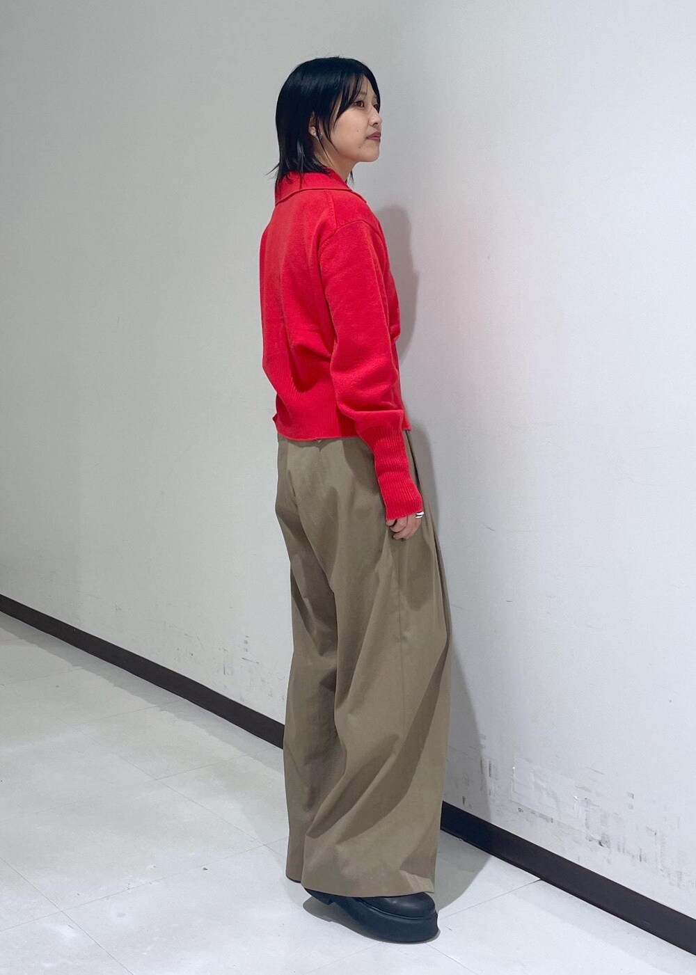 グリーン系のスラックス、ブラック系のサンダル、ブラウン系のTシャツ/カットソーを着用したレディースの秋コーディネートの5枚目の写真