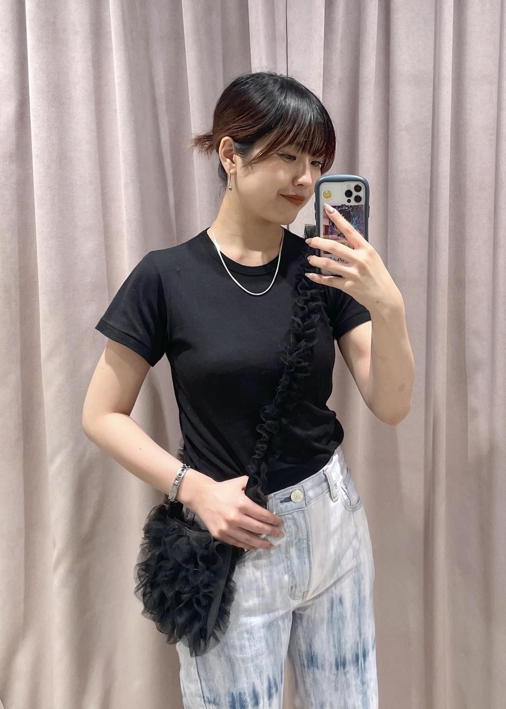 「ショルダーバッグ、Tシャツ、パンツスタイル、夏だ！Tシャツ着よう！、ラフコーデ、デニムコーデ、デニム、カジュアル、きれいめカジュアル、大人カジュアル、春夏コーデ、パンプス、個性派、柄パンツ、ADAM ET ROPÉ」｜「MILLERのMiller for ADAM ET ROPE' 別注SHEER TEE(2PACK)（Tシャツ/カットソー、グリーン系）」を使った、matsumuraさん（レディース・160cm）の夏コーディネートの3枚目の写真
