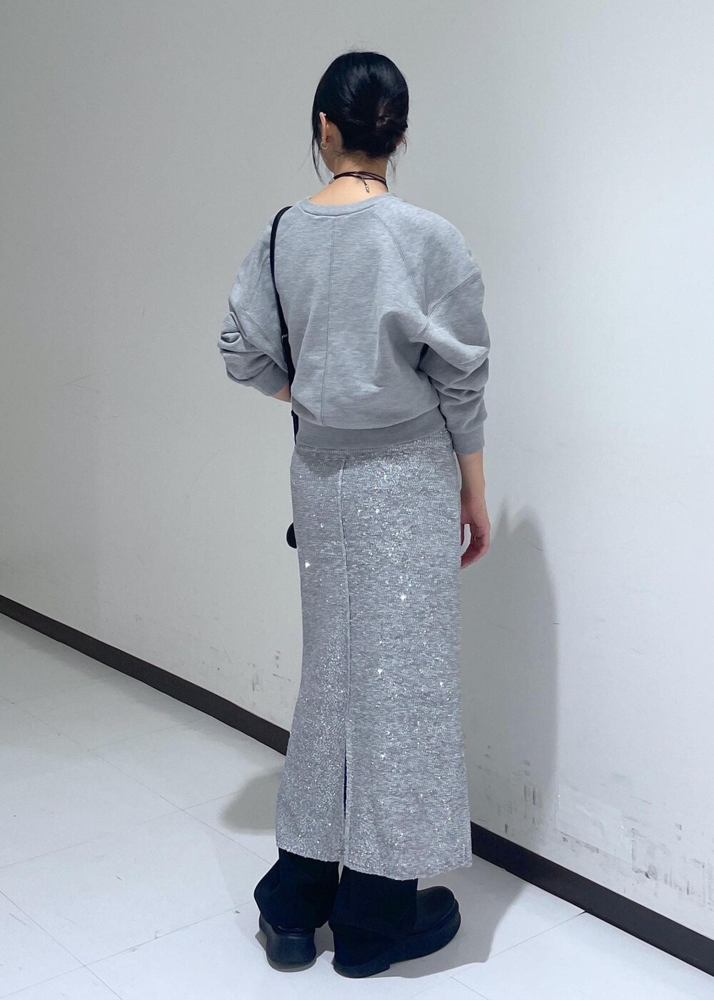 ブラック系のサンダル、ブラック系のスラックス、グレー系のスカートを着用したレディースの冬コーディネートの5枚目の写真