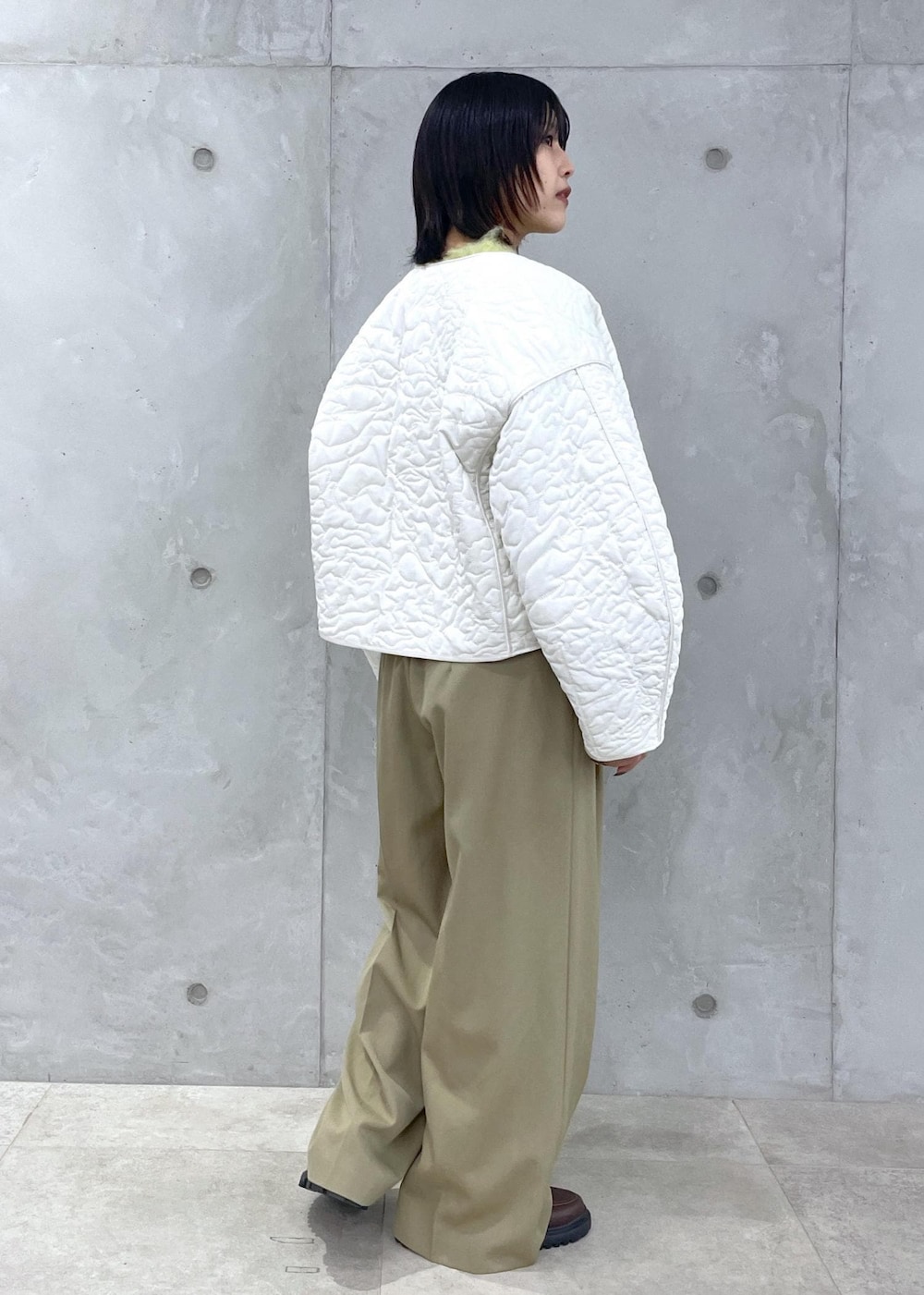 ブラウン系のローファー、グリーン系のカーディガン/ボレロ、グリーン系のスラックスを着用したレディースの冬コーディネートの5枚目の写真