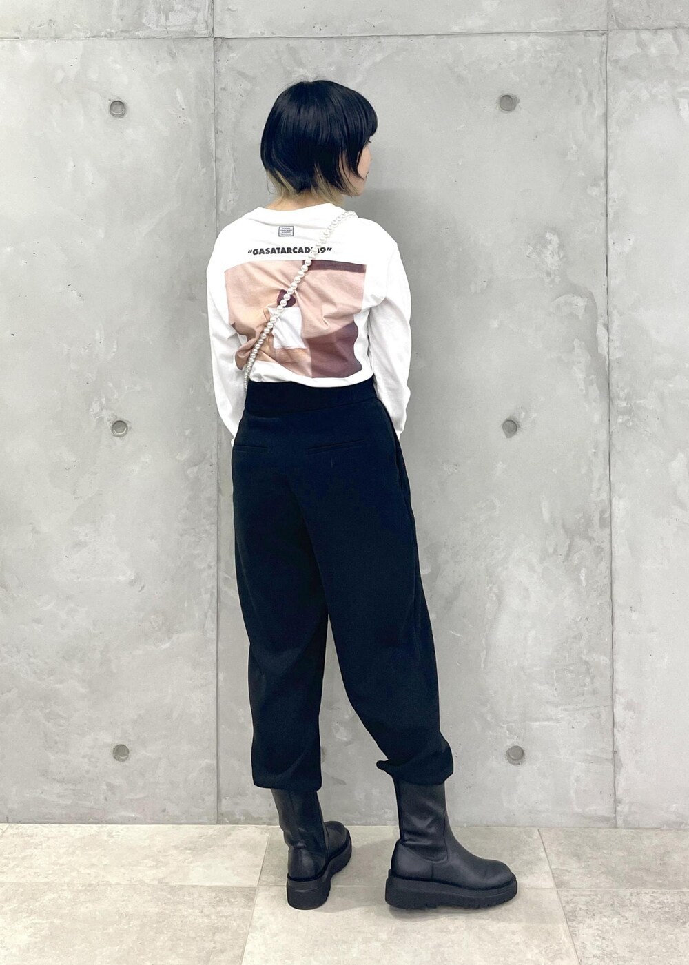 ブラック系のブーツ、ブラック系のショルダーバッグ、ブラック系のその他パンツを着用したレディースの夏コーディネートの4枚目の写真