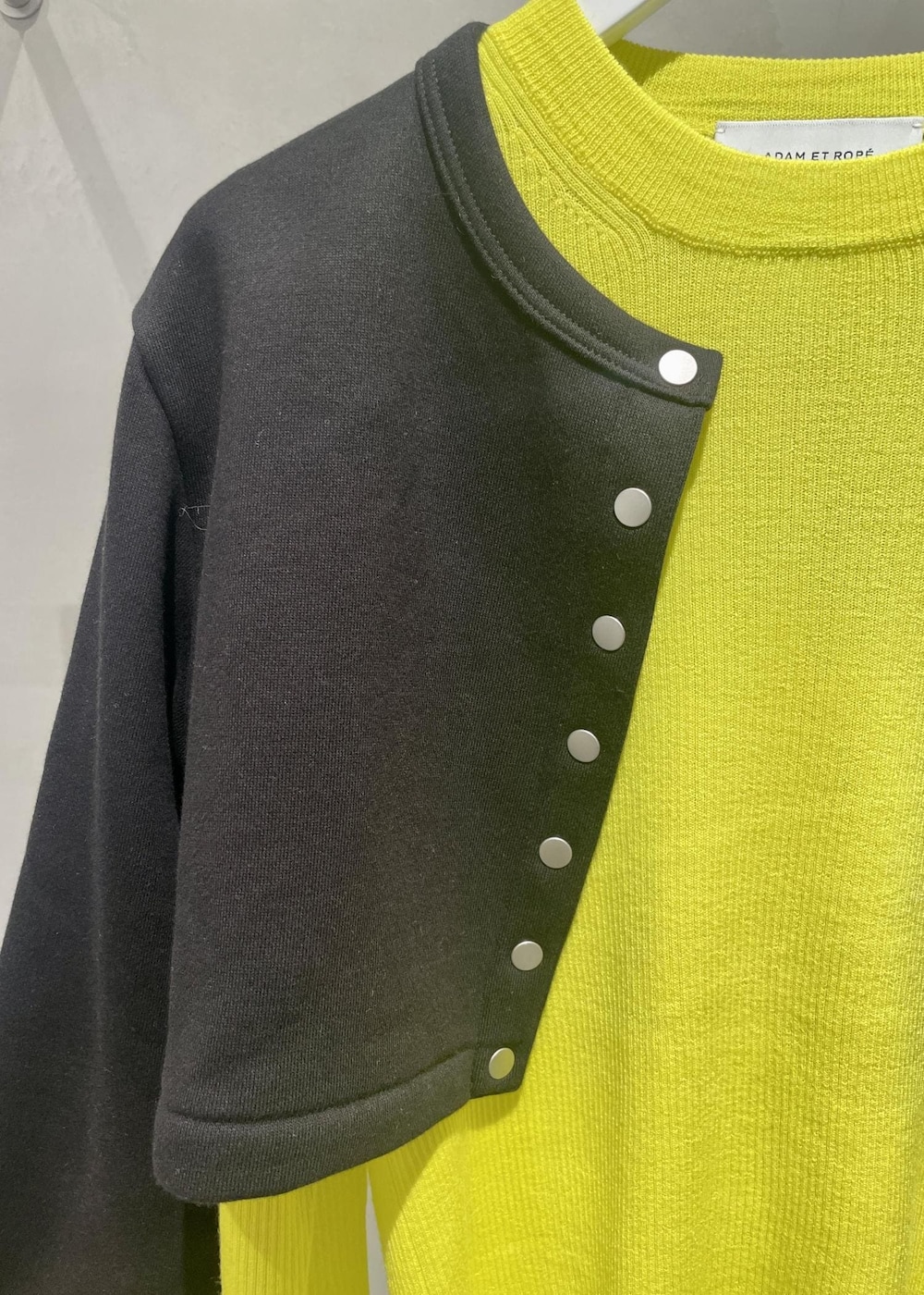 「アニエスベー、カーディガン、ワイドパンツ、ブラックデニム、パンツ、デニム、ハイウエスト、ブーツ、ADAM ET ROPÉ、秋服まるっと大公開、秋のコーデ、きれいめカジュアル、おでかけコーデ、差し色、重ね着ベストシーズン」|「ADAM ET ROPE'のアンチピリングフレアスリーブプルオーバー(ニット/セーター、イエロー系)」を使った、matsumuraさん(レディース・159cm)の秋コーディネートの7枚目の写真