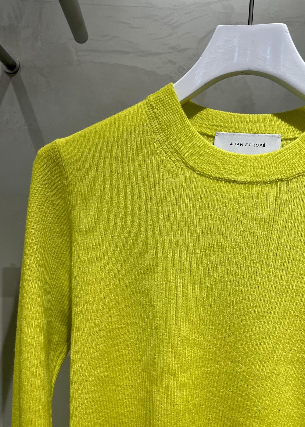 「アニエスベー、カーディガン、ワイドパンツ、ブラックデニム、パンツ、デニム、ハイウエスト、ブーツ、ADAM ET ROPÉ、秋服まるっと大公開、秋のコーデ、きれいめカジュアル、おでかけコーデ、差し色、重ね着ベストシーズン」|「ADAM ET ROPE'のアンチピリングフレアスリーブプルオーバー(ニット/セーター、イエロー系)」を使った、matsumuraさん(レディース・159cm)の秋コーディネートの5枚目の写真