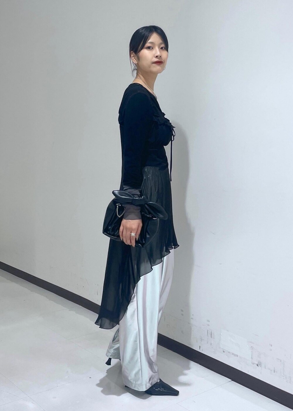 ブラック系のワンピース、ブラック系のパンプス、ブラック系のTシャツ/カットソーを着用したレディースの秋コーディネートの6枚目の写真