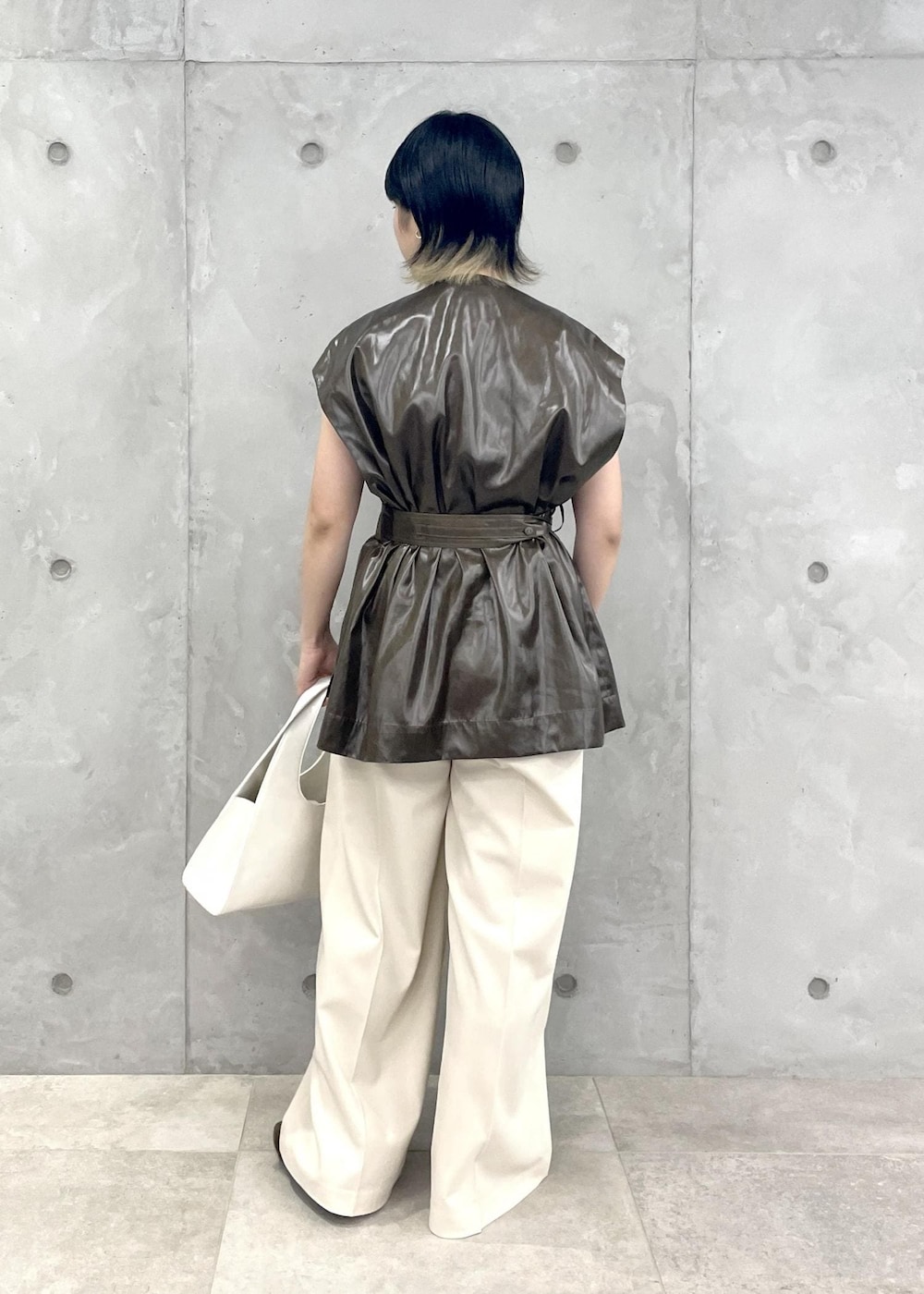 「ブラウン、レザー、ベロア、パンツ、パンプス、ベルト付き、ウエストマーク、ベージュ、ADAM ET ROPÉ、FEMME、HOMME、SDGs、サステナブル、骨格ウェーブ、骨格ナチュラル」｜「ADAM ET ROPE'のベルベットフラット（パンプス、グリーン系）」を使った、matsumuraさん（レディース・159cm）の夏コーディネートの6枚目の写真