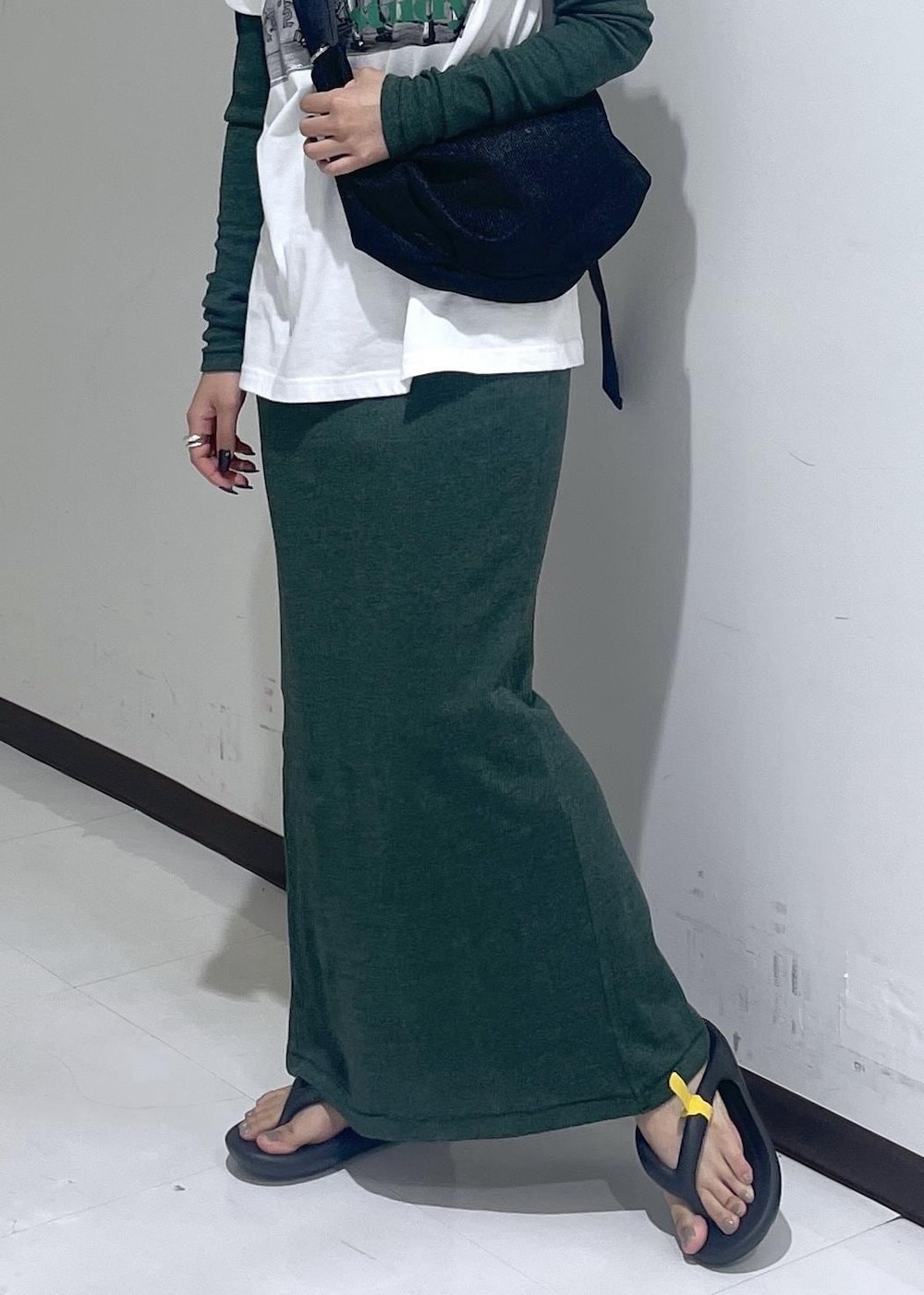 「miller、ワンピース、ミラー、study、トーアンドトー、メッシュショルダー、ブラック、ボディバッグ、Tシャツ、クルーネック、ロング、グリーン、初秋コーデ、秋コーデ、お出かけコーデ」｜「ADAM ET ROPE'の【サステナブル】メッシュショルダー（ショルダーバッグ、ブラック系）」を使った、matsumuraさん（レディース・160cm）の夏コーディネートの6枚目の写真