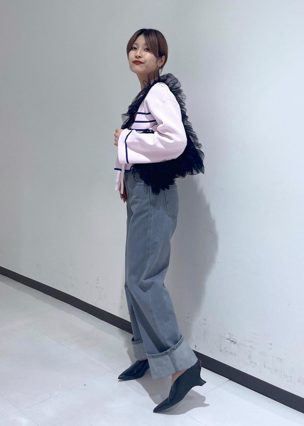 「セーラーカラー、グレーデニム、ミュール、24SS、ピンク、ボーダー、デニム、ハイウエスト、ロールアップ、ポインテッドトゥ、AOMENTO、大人カジュアル、きれいめカジュアル、カジュアルコーデ、カラーコーデ」｜「ADAM ET ROPE'のフォルムウェッジミュール（その他シューズ、ブラック系）」を使った、matsumuraさん（レディース・160cm）の冬コーディネートの2枚目の写真
