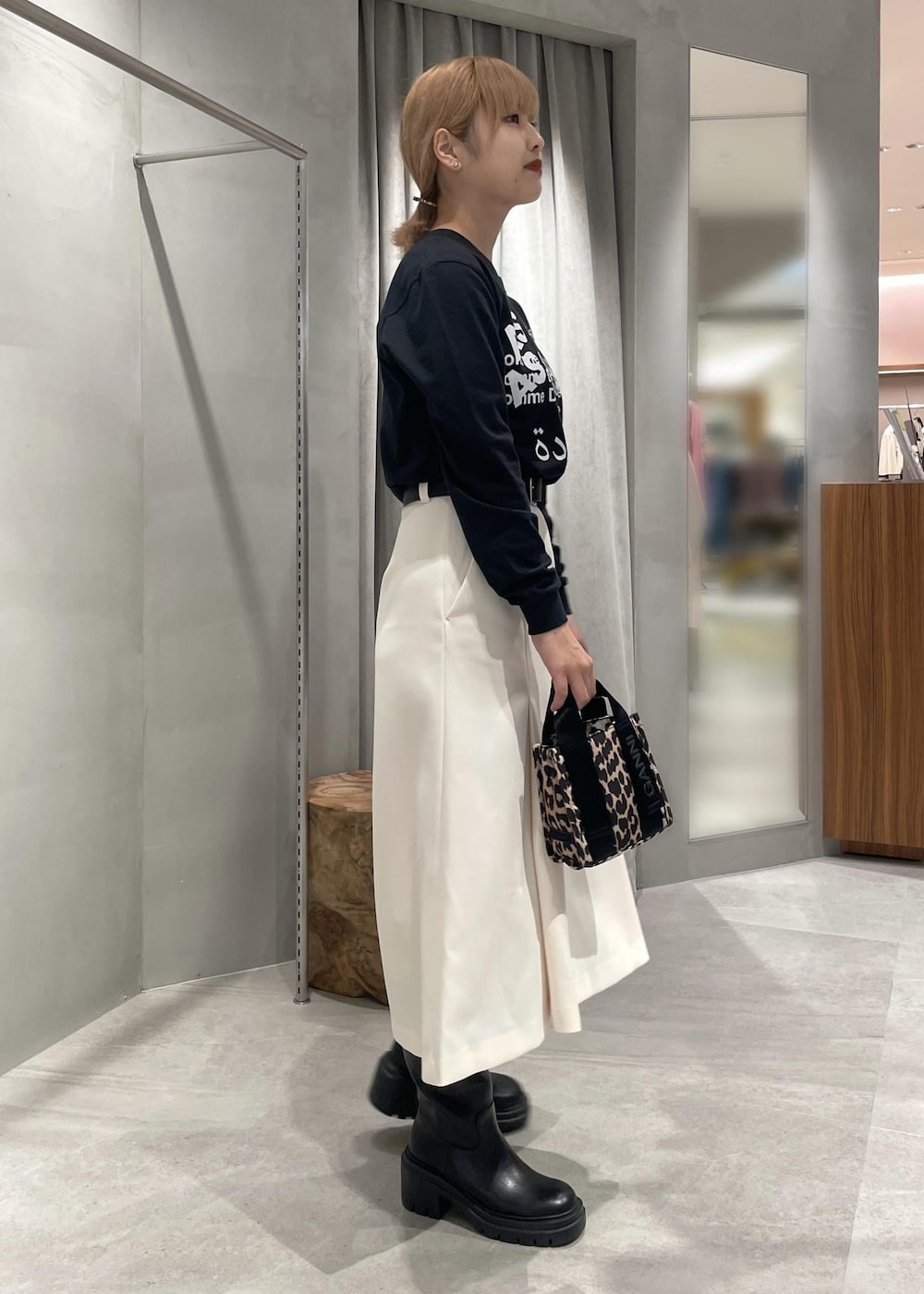 「ロンT、TANGTANG、ミドルスカート、ロングブーツ、レオパード、バッグ、ミニショルダー、ガニー、GANNI、ベルト、太ベルト、秋のコーデ、モノトーンコーデ、きれいめカジュアル、秋服まるっと大公開」｜「ADAM ET ROPE'の【サステナブル】スクエアバックルレザーベルト（ベルト、ブラック系）」を使った、matsumuraさん（レディース・159cm）の秋コーディネートの4枚目の写真