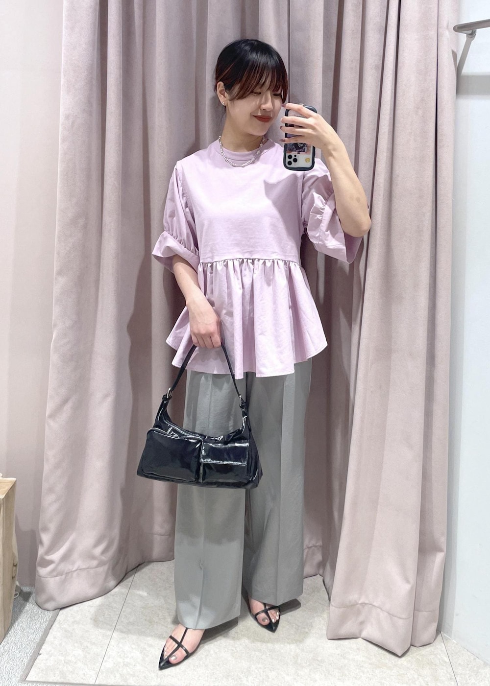 「シルバー、ミュール、ピンク、ペプラム、パンツ、グレー、春夏コーデ、パンツコーデ、着回しコーデ、春服、大人カジュアル、オトナカワイイ、通勤コーデ、ラクチンコーデ、大人女子」|「ADAM ET ROPE'の【サステナブル】ナロークロスストラップサンダル(サンダル、シルバー系)」を使った、matsumuraさん(レディース・160cm)の春コーディネートの2枚目の写真