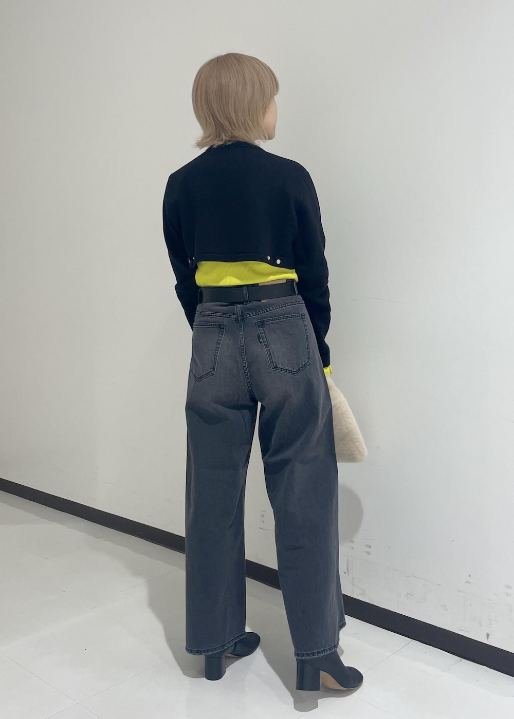 「アニエスベー、カーディガン、ワイドパンツ、ブラックデニム、パンツ、デニム、ハイウエスト、ブーツ、ADAM ET ROPÉ、秋服まるっと大公開、秋のコーデ、きれいめカジュアル、おでかけコーデ、差し色、重ね着ベストシーズン」|「ADAM ET ROPE'のアンチピリングフレアスリーブプルオーバー(ニット/セーター、イエロー系)」を使った、matsumuraさん(レディース・159cm)の秋コーディネートの3枚目の写真