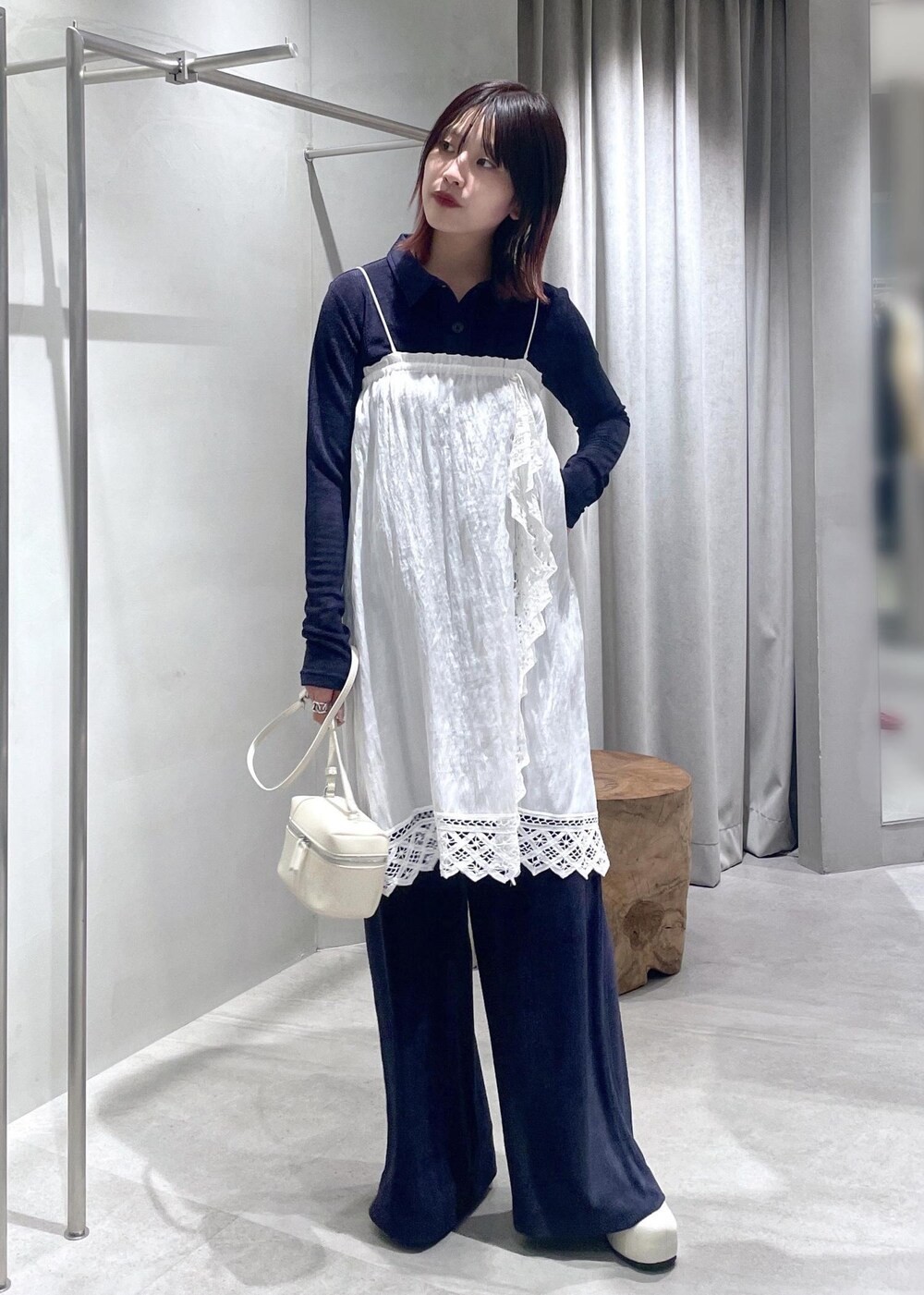 ブルー系のTシャツ/カットソー、ホワイト系のサンダル、ホワイト系のスカートを着用したレディースの春コーディネートの3枚目の写真