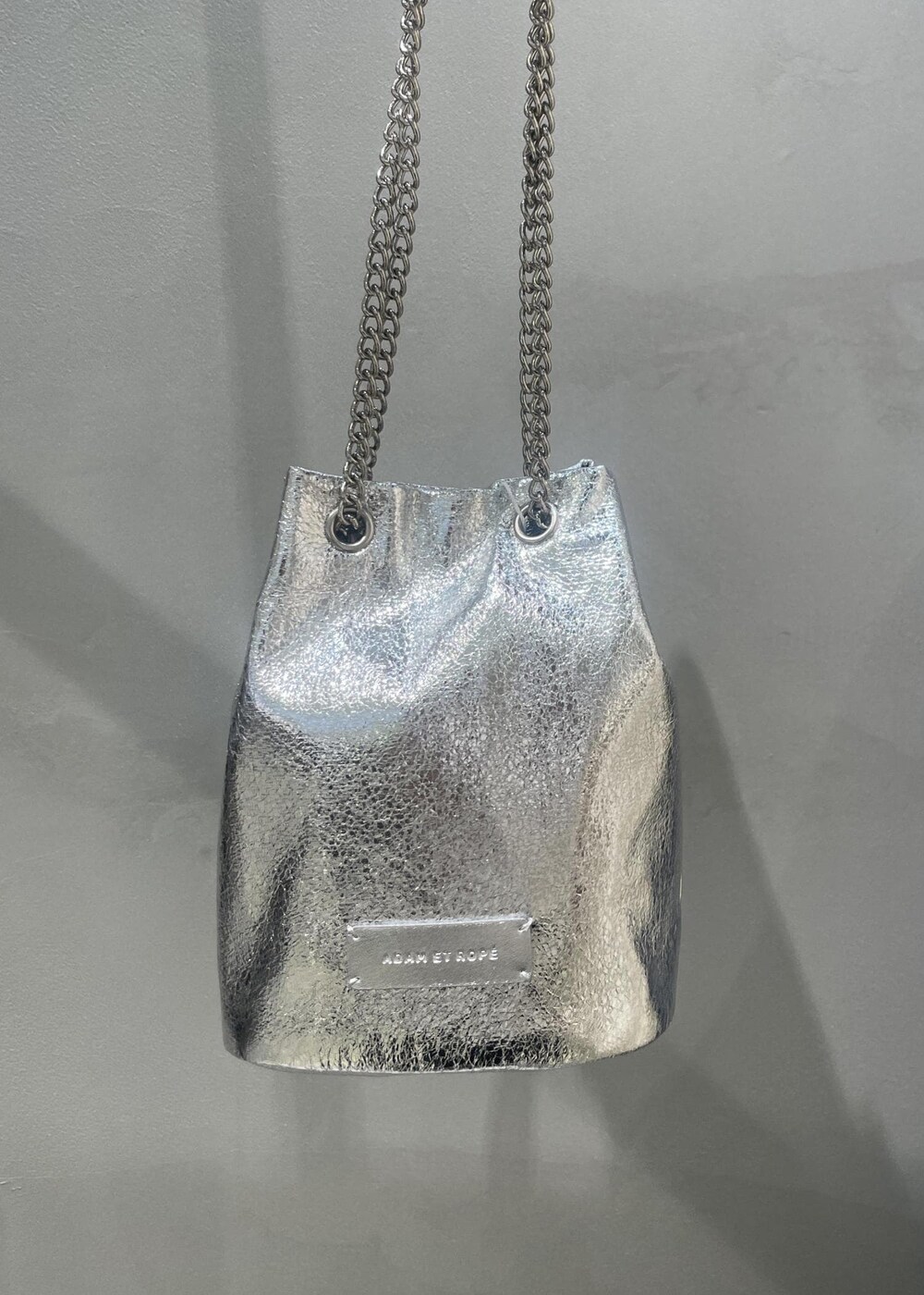 ブラウン系のブーツ、ブラック系のニット/セーター、ブラック系のネックレスを着用したレディースの冬コーディネートの7枚目の写真