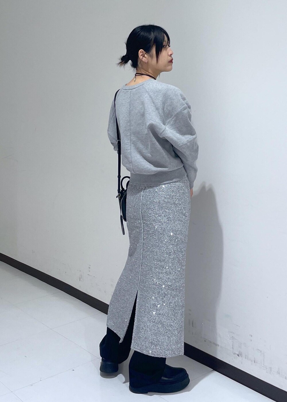 ブラック系のサンダル、ブラック系のスラックス、グレー系のスカートを着用したレディースの冬コーディネートの6枚目の写真