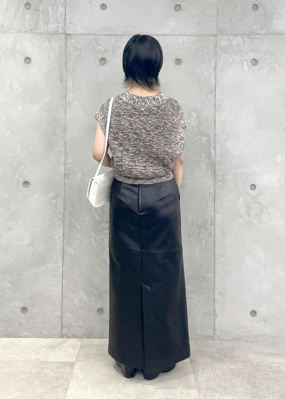「ブラウン、レザー、ADAM ET ROPÉ、FEMME、SDGs、サステナブル、骨格ウェーブ、骨格ナチュラル、イエベ、きれいめ、大人カジュアル、モード、秋、冬、秋コーデ」｜「ADAM ET ROPE'のフェイクレザーロングスカート（スカート、ブラック系）」を使った、matsumuraさん（レディース・159cm）の夏コーディネートの5枚目の写真