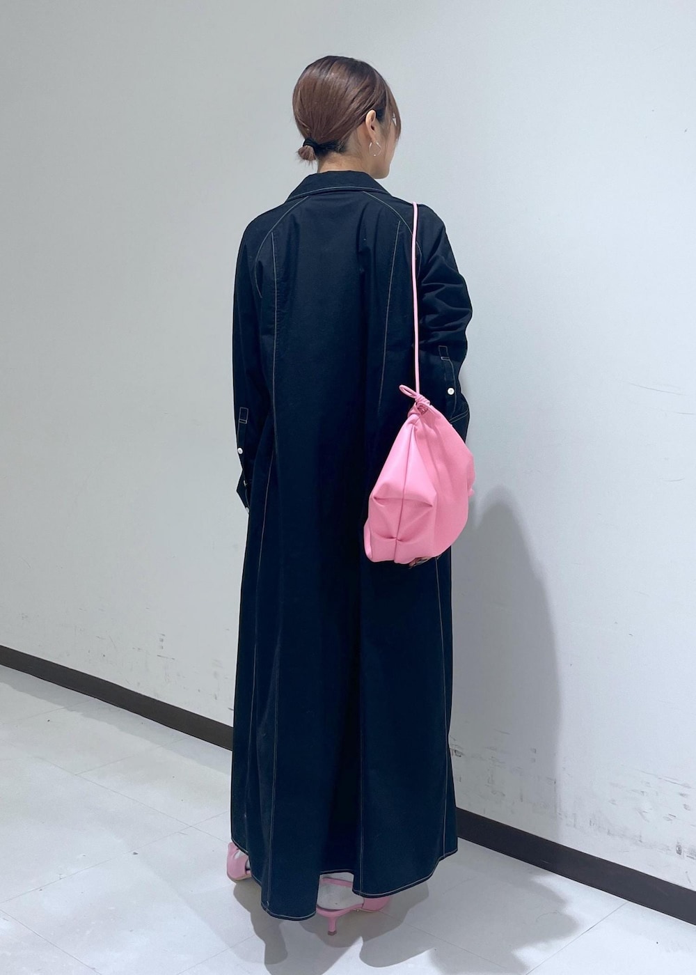 「24SS、トニービアンコ、ルミネ店限定、シャツ、シャツワンピ、ワンピース、ピンク、シアー、ブラック、ポインテッドトゥ、ミュール、ADAM ET ROPÉ、FEMME、骨格ウェーブ、骨格ナチュラル」｜「ADAM ET ROPE'の【逸品】シアーロンＴ（Tシャツ/カットソー、ピンク系）」を使った、matsumuraさん（レディース・160cm）の冬コーディネートの4枚目の写真