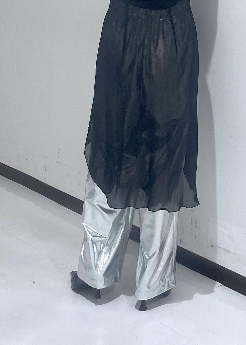 ブラック系のワンピース、ブラック系のパンプス、ブラック系のTシャツ/カットソーを着用したレディースの秋コーディネートの9枚目の写真