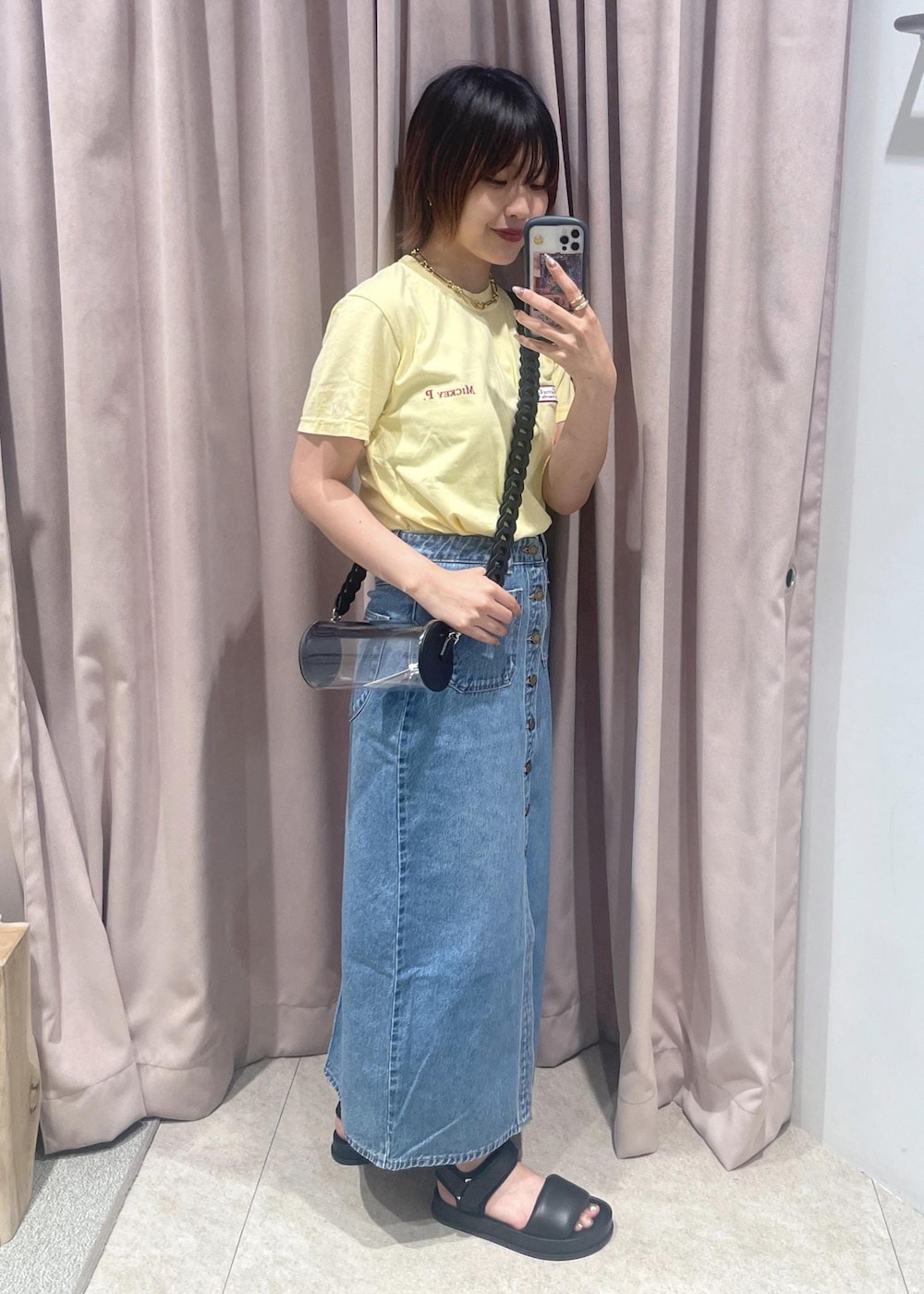 「クリアバッグ、ネックレス、デニムスカート、ローラス、パロットキャンバス、24SS、24SS春の新作、24SS夏の新作、ショルダーバッグ、ゴールド、ショルダー、Tシャツ、半袖、クルーネック、イエロー」｜「ADAM ET ROPE'の【LES BIJOUX】MIXチェーンネックレス（ネックレス、ゴールド系）」を使った、matsumuraさん（レディース・160cm）の夏コーディネートの2枚目の写真