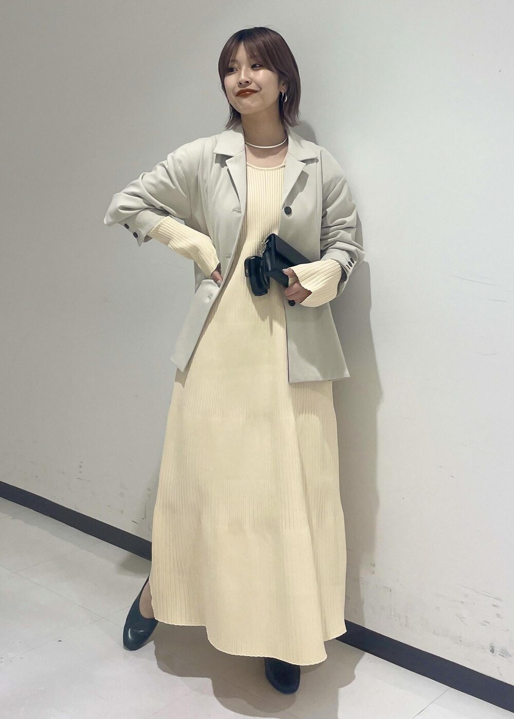 ブラック系のパンプス、シルバー系のチョーカーを着用したレディースの冬コーディネートの2枚目の写真