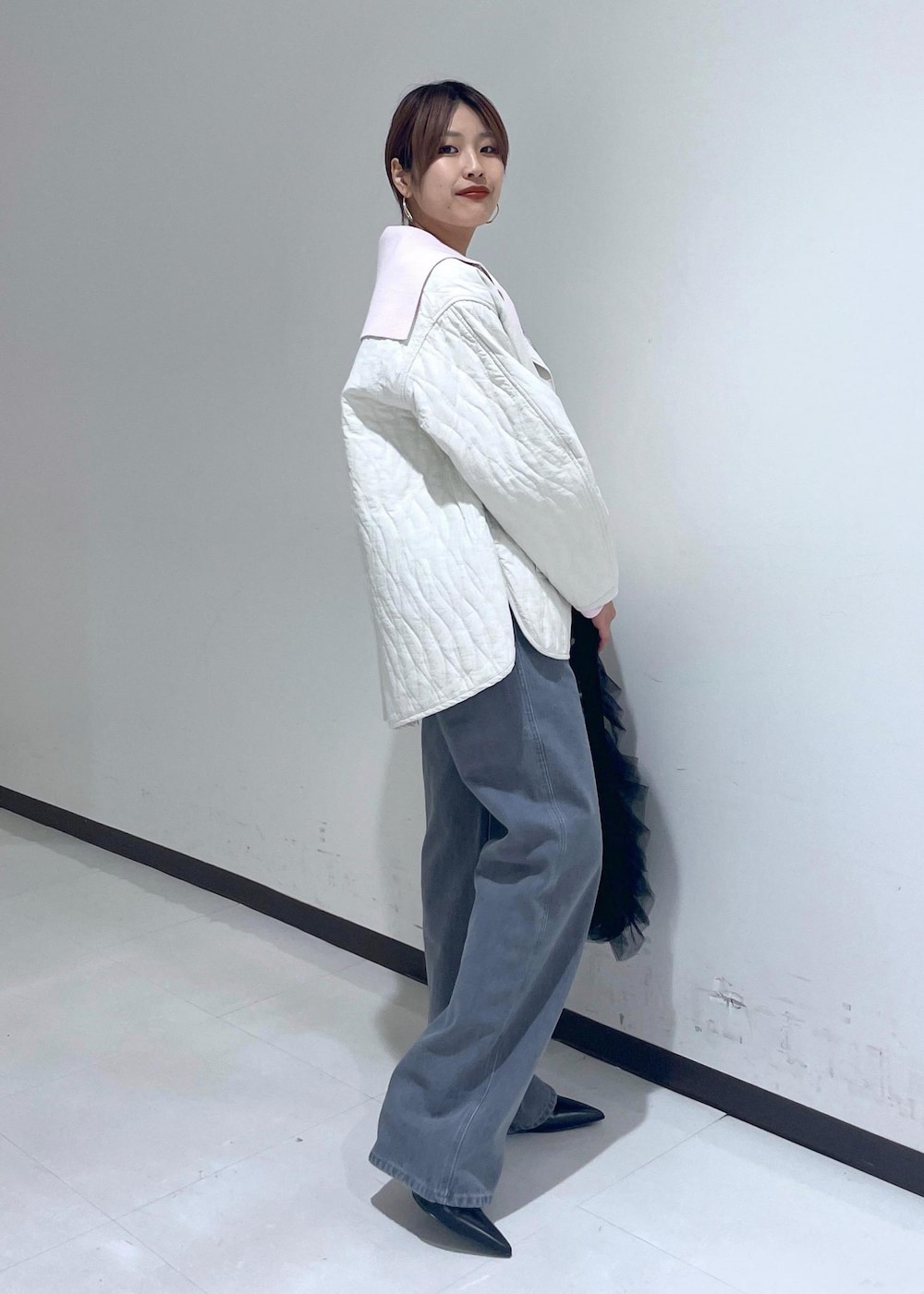 ホワイト系のブルゾンを着用したレディースの冬コーディネートの4枚目の写真