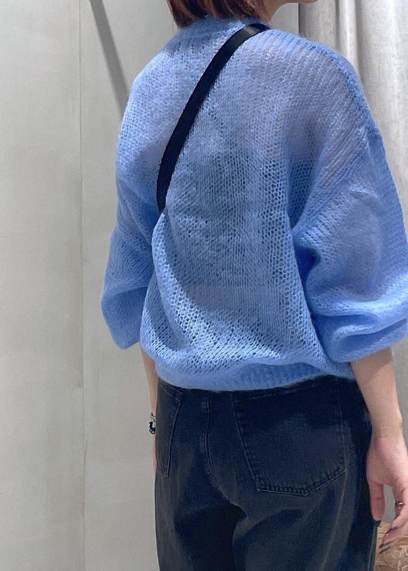 ベージュ系のトートバッグ、ベージュ系のサンダル、ブルー系のニット/セーターを着用したレディースの夏コーディネートの7枚目の写真