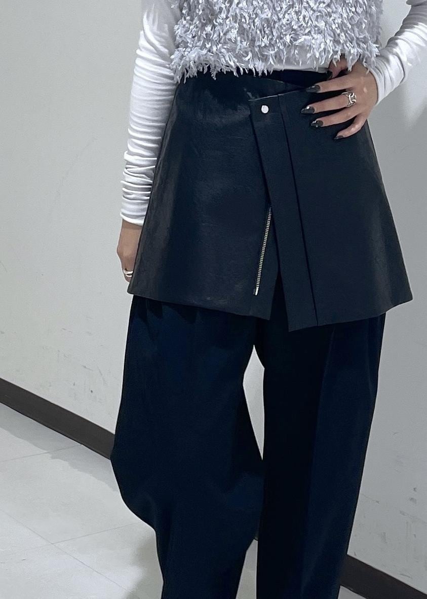 シルバー系のサンダル、グレー系のTシャツ/カットソー、ブラック系のスカートを着用したレディースの夏コーディネートの8枚目の写真