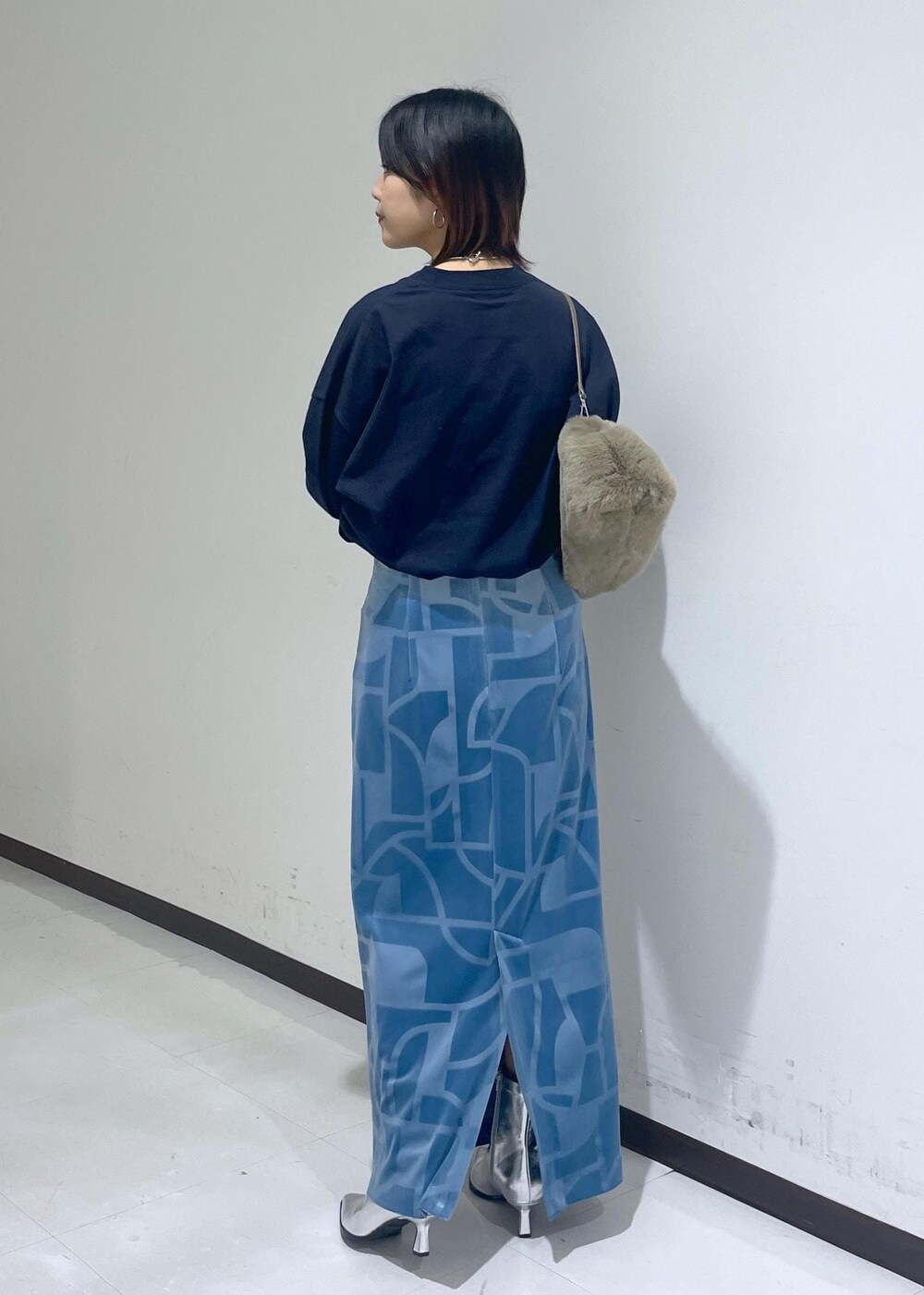 シルバー系のブーツ、ブルー系のスカートを着用したレディースの夏コーディネートの4枚目の写真