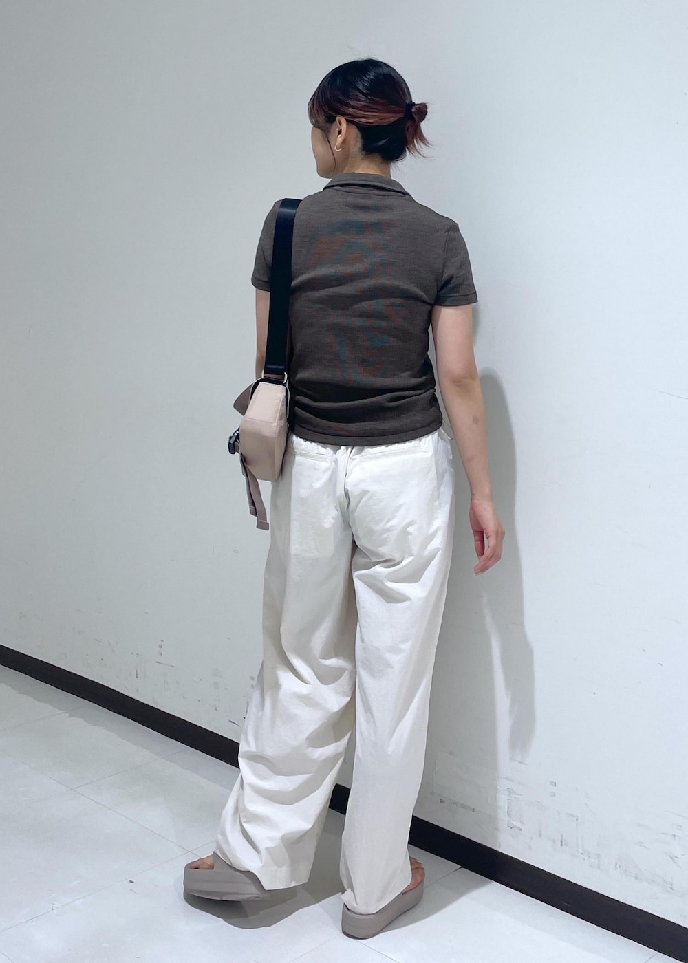 「GANNI、24SS、24SS春の新作、miller、ウーフォス、オメガ、ポロシャツ、ショルダーバッグ、ホワイト、パンツ、サンダル、ADAM ET ROPÉ、FEMME、SDGs、サステナブル」｜「MILLERの【Miller for ADAM ET ROPE'】Polo Tee（ポロシャツ、ブラウン系）」を使った、matsumuraさん（レディース・160cm）の春コーディネートの3枚目の写真