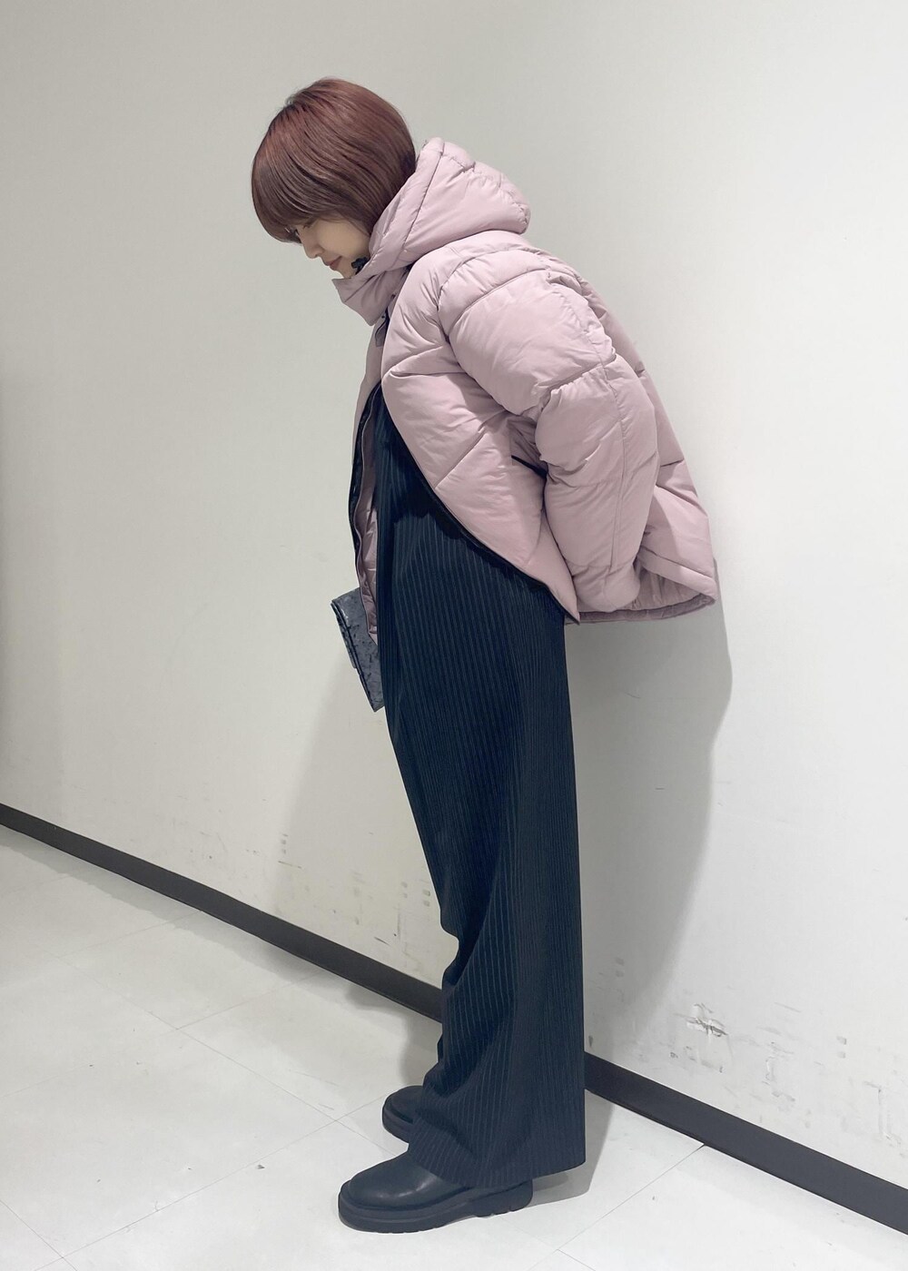 ブラック系のブーツ、ピンク系のダウンジャケット/コート、ブラック系のTシャツ/カットソーを着用したレディースの秋コーディネートの6枚目の写真