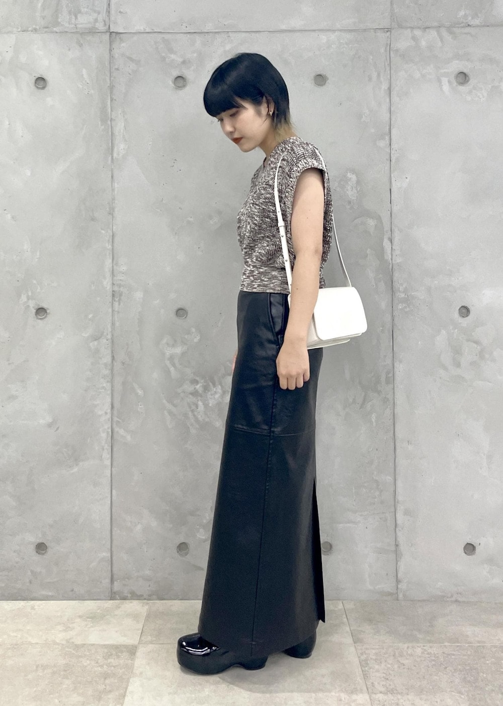 「ブラウン、レザー、ADAM ET ROPÉ、FEMME、SDGs、サステナブル、骨格ウェーブ、骨格ナチュラル、イエベ、きれいめ、大人カジュアル、モード、秋、冬、秋コーデ」｜「ADAM ET ROPE'のフェイクレザーロングスカート（スカート、ブラック系）」を使った、matsumuraさん（レディース・159cm）の夏コーディネートの3枚目の写真