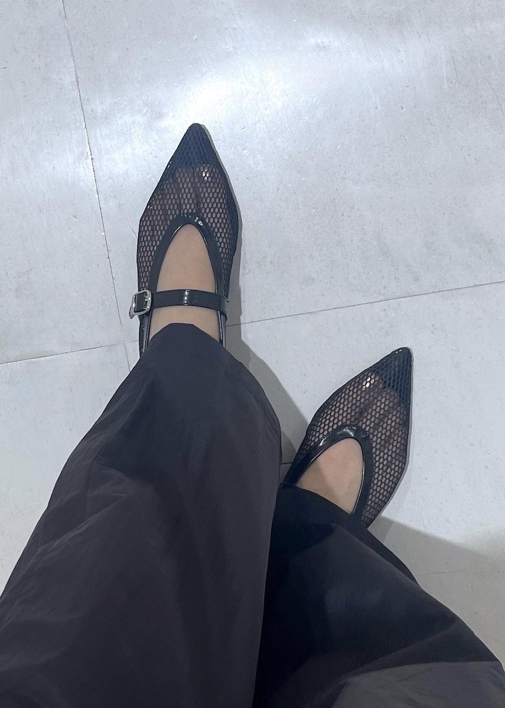 ブラック系のパンプス、ブラック系のシャツ/ブラウス、ブラック系のつなぎ/オールインワンを着用したレディースの夏コーディネートの7枚目の写真