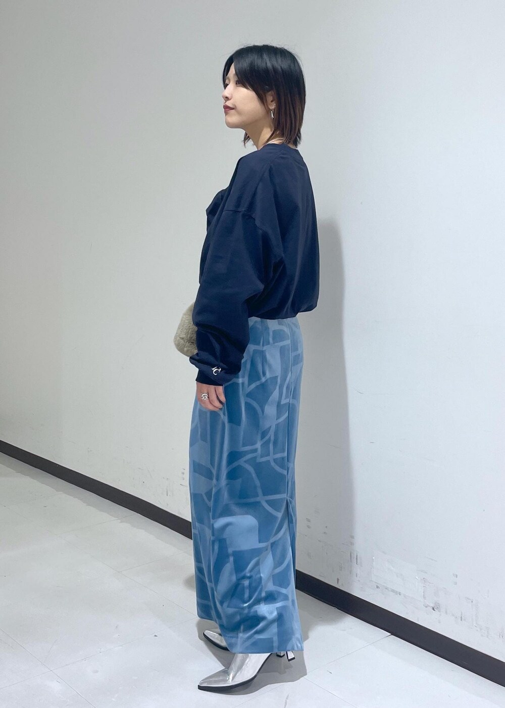 シルバー系のブーツ、ブルー系のスカートを着用したレディースの夏コーディネートの3枚目の写真