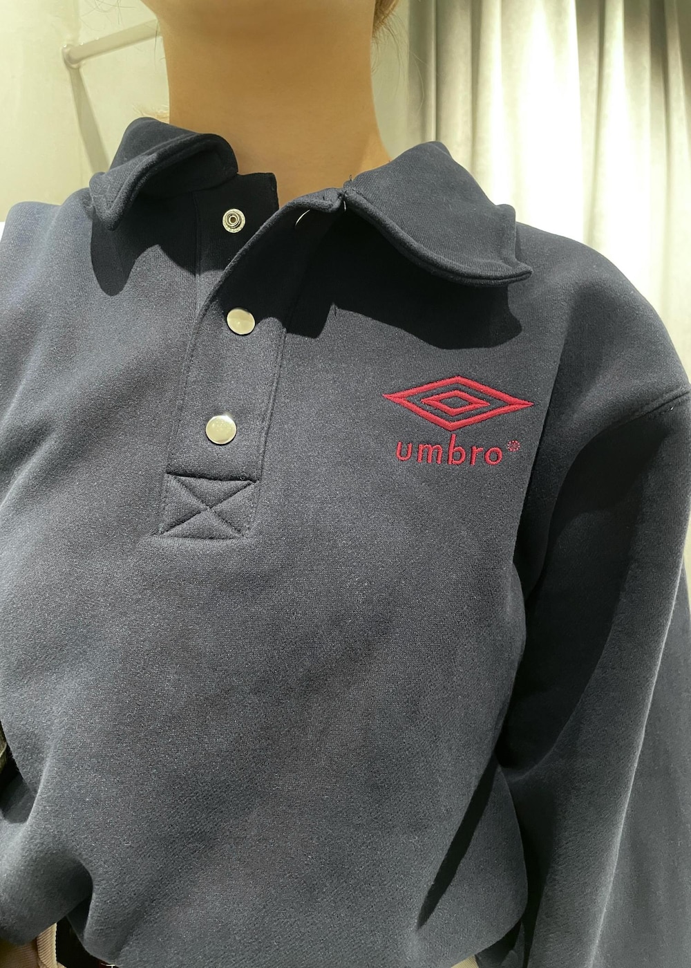 「パロットキャンバス、アンブロ、UMBRO、別注、ロングブーツ、裏起毛、ロゴ、フリース、ベルト、ネイビー、カジュアル、秋服、23AW秋の新作、秋服まるっと大公開、スポーツミックス」｜「ADAM ET ROPE'の【サステナブル】デザインタックフレアスカート（スカート、ホワイト系）」を使った、matsumuraさん（レディース・159cm）の秋コーディネートの5枚目の写真