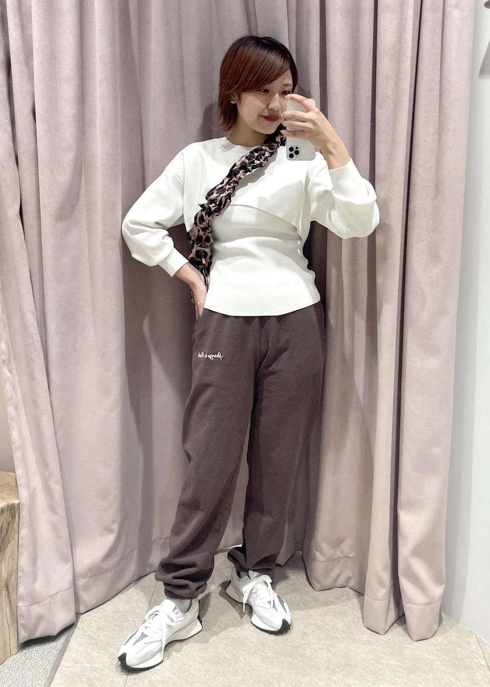 「24SS、sporty&rich、トートバッグ、柄、スウェット、スニーカー、ニューバランス、ADAM ET ROPÉ、イエベ、きれいめカジュアル、カジュアル、春服、リラックススタイル、スポーツミックス、春コーデ」｜「ADAM ET ROPE'の【NEW BALANCE】327（スニーカー、グレー系）」を使った、matsumuraさん（レディース・160cm）の冬コーディネートの2枚目の写真
