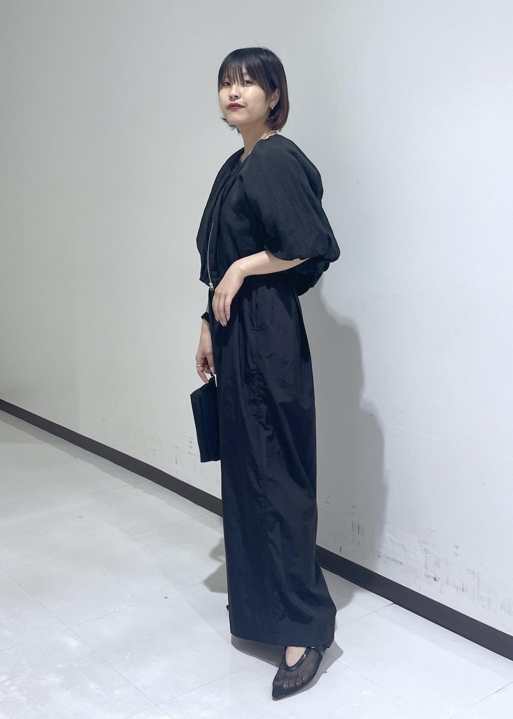 ブラック系のパンプス、ブラック系のシャツ/ブラウス、ブラック系のつなぎ/オールインワンを着用したレディースの夏コーディネートの3枚目の写真