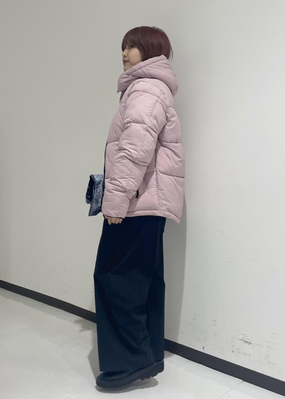 ブラック系のブーツ、ピンク系のダウンジャケット/コート、ブラック系のTシャツ/カットソーを着用したレディースの秋コーディネートの2枚目の写真