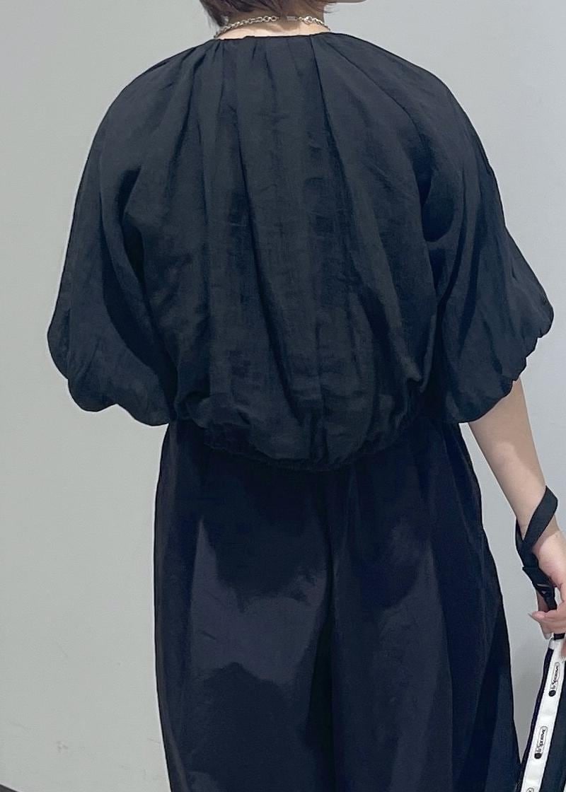 ブラック系のパンプス、ブラック系のシャツ/ブラウス、ブラック系のつなぎ/オールインワンを着用したレディースの夏コーディネートの6枚目の写真