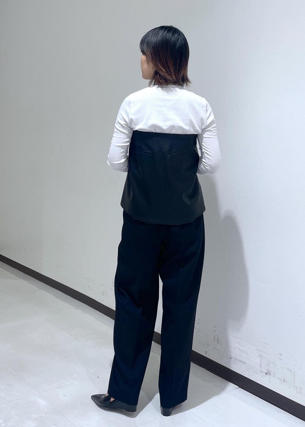 ブラック系のハンドバッグ、グレー系のTシャツ/カットソー、ブラック系のパンプスを着用したレディースの夏コーディネートの4枚目の写真