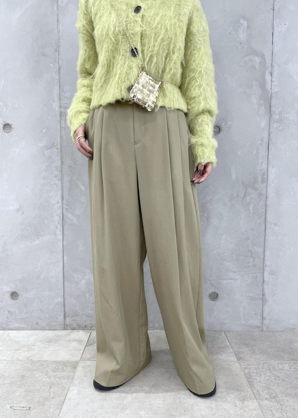 グリーン系のカーディガン/ボレロ、グリーン系のスラックス、ブラウン系のローファーを着用したレディースの秋コーディネートの7枚目の写真