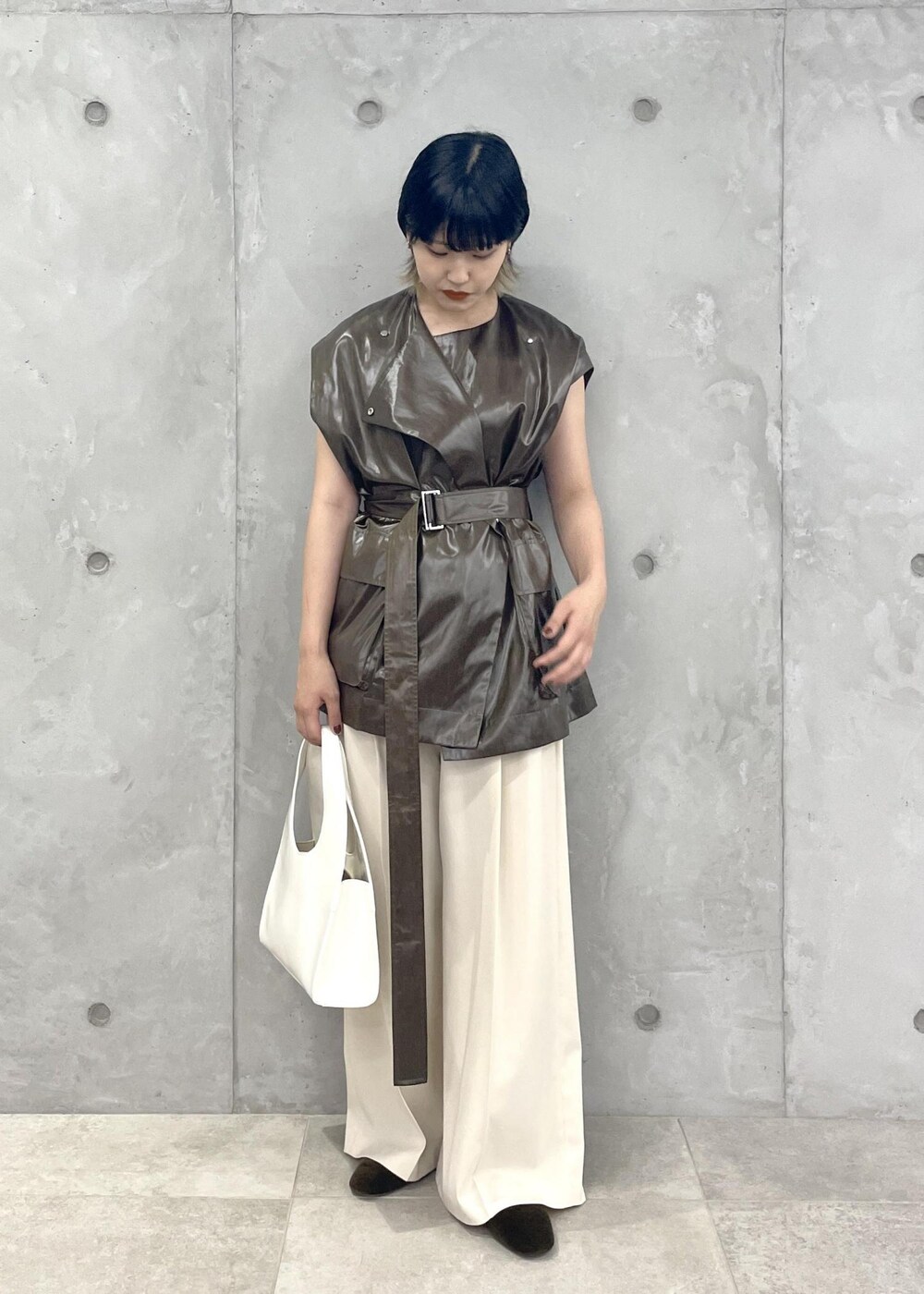 「ブラウン、レザー、ベロア、パンツ、パンプス、ベルト付き、ウエストマーク、ベージュ、ADAM ET ROPÉ、FEMME、HOMME、SDGs、サステナブル、骨格ウェーブ、骨格ナチュラル」｜「ADAM ET ROPE'のベルベットフラット（パンプス、グリーン系）」を使った、matsumuraさん（レディース・159cm）の夏コーディネートの3枚目の写真