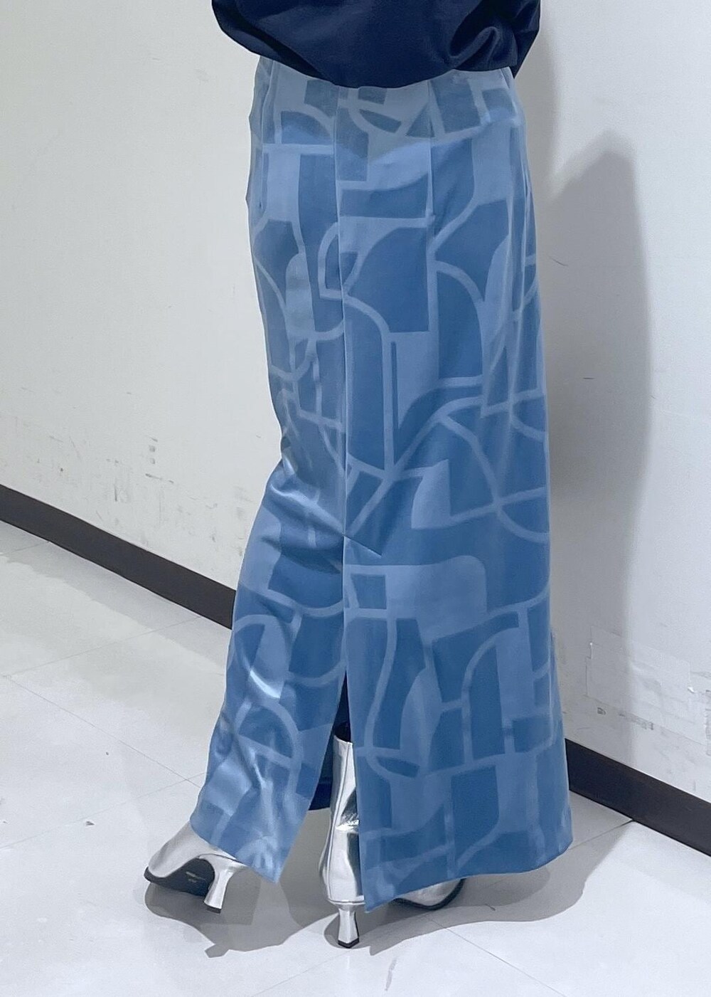 シルバー系のブーツ、ブルー系のスカートを着用したレディースの夏コーディネートの9枚目の写真