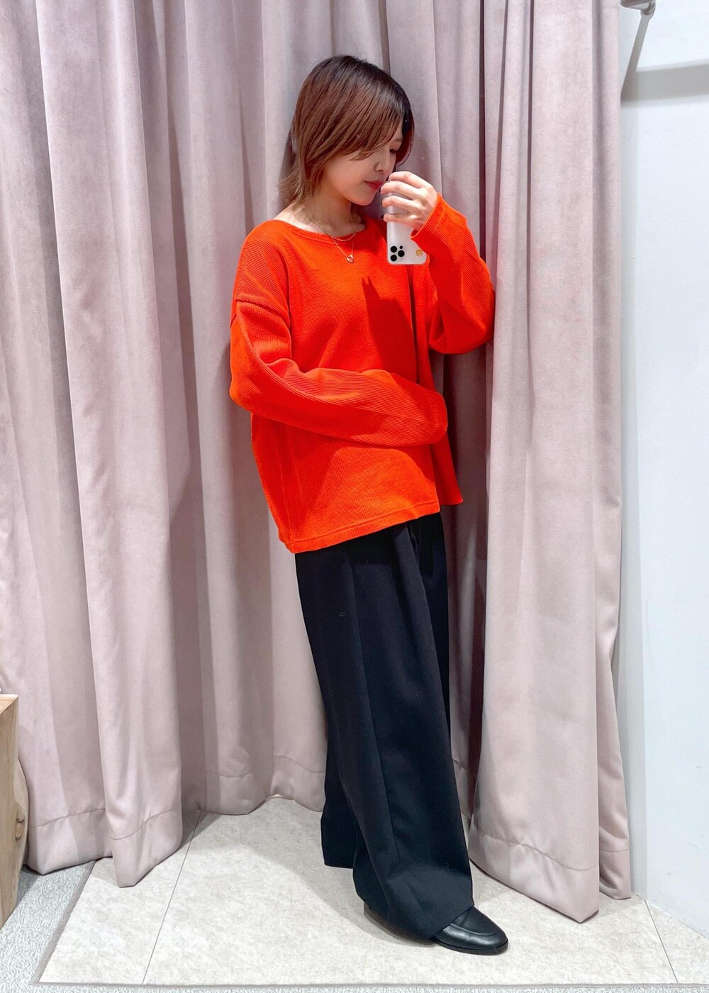 「ベルト、ローファー、Miller、ワイドパンツ、パンツ、24SS、リラックス、ADAM ET ROPÉ、FEMME、カラーコーデ、シンプルコーデ、大人かわいい、きれいめカジュアル、ファッションを楽しもう、着回しコーデ」｜「MILLERの【Miller for ADAM ET ROPE'】別注WAFFLE L/S TEE（Tシャツ/カットソー、レッド系）」を使った、matsumuraさん（レディース・160cm）の冬コーディネートの6枚目の写真
