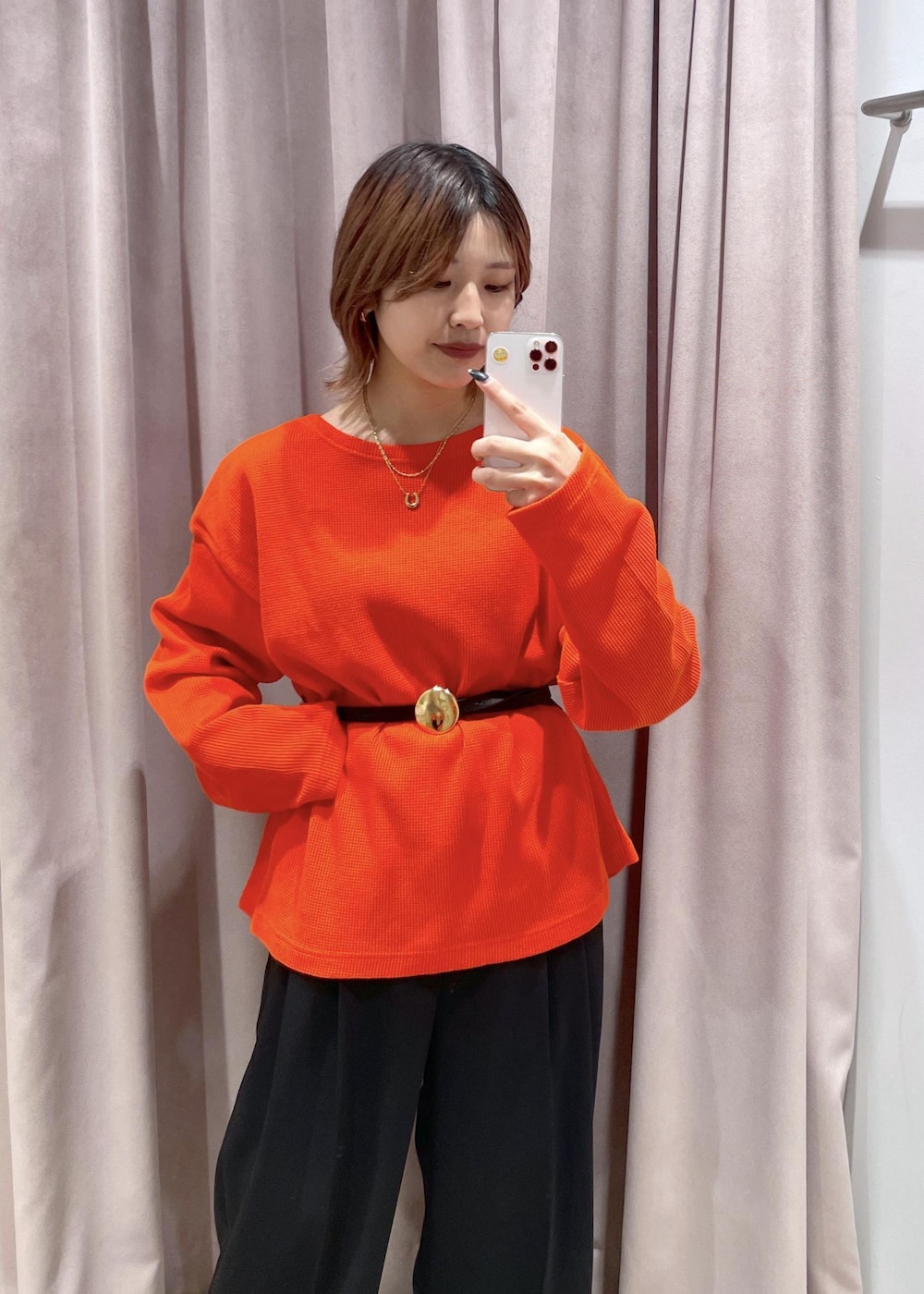 「ベルト、ローファー、Miller、ワイドパンツ、パンツ、24SS、リラックス、ADAM ET ROPÉ、FEMME、カラーコーデ、シンプルコーデ、大人かわいい、きれいめカジュアル、ファッションを楽しもう、着回しコーデ」｜「MILLERの【Miller for ADAM ET ROPE'】別注WAFFLE L/S TEE（Tシャツ/カットソー、レッド系）」を使った、matsumuraさん（レディース・160cm）の冬コーディネートの4枚目の写真