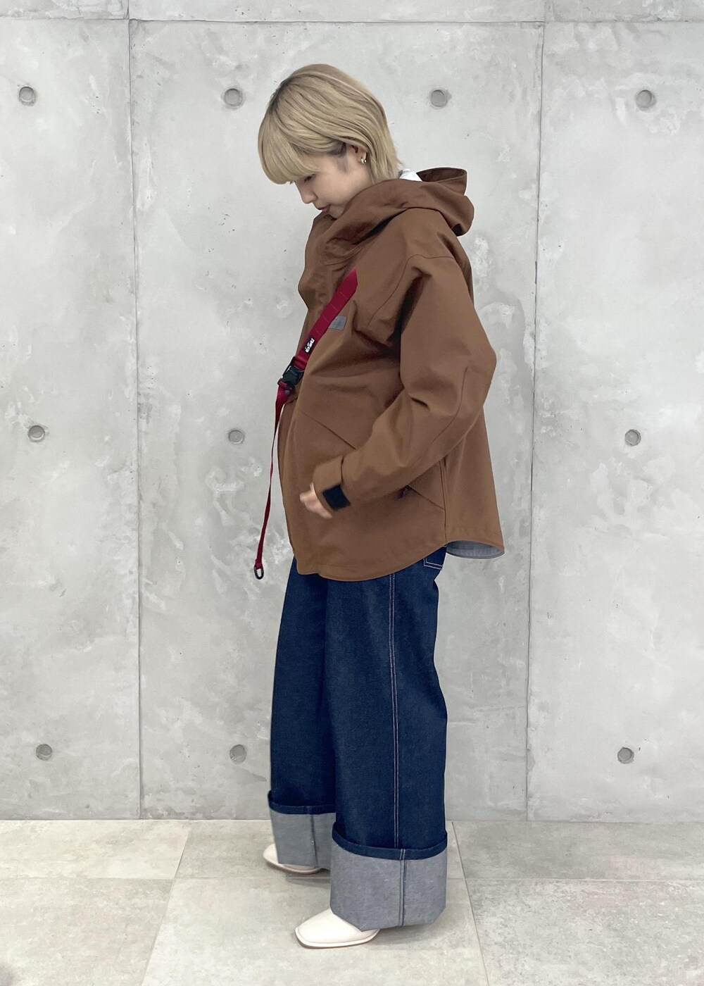 ホワイト系のTシャツ/カットソー、ブラウン系のマウンテンパーカー、ホワイト系のブーツを着用したレディースの夏コーディネートの2枚目の写真