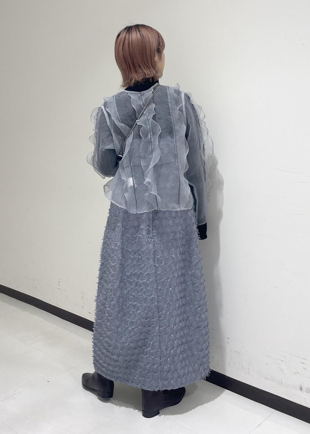 ブラウン系のブーツ、ブラック系のニット/セーター、ブラック系のネックレスを着用したレディースの冬コーディネートの3枚目の写真