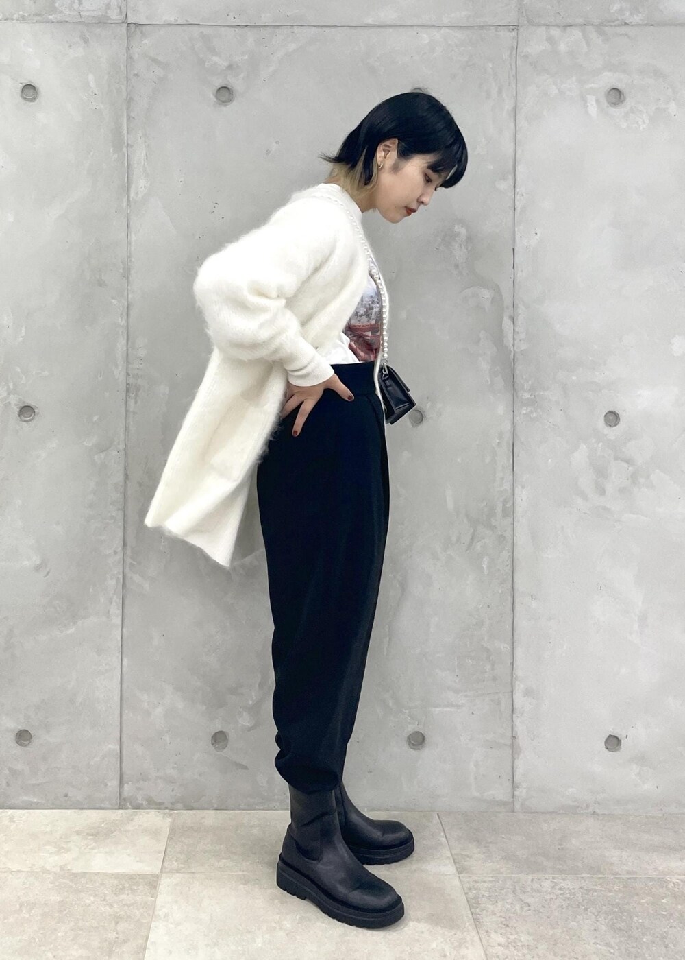 「ブーツ、ロンT、パンツ、ブラック、ショルダーバッグ、ミニ、ポシェット、クルーネック、ADAM ET ROPÉ、FEMME、SDGs、サステナブル、骨格ウェーブ、骨格ナチュラル、イエベ」｜「TANGTANGの【TANGTANG】GASATANG Tee（Tシャツ/カットソー、ホワイト系）」を使った、matsumuraさん（レディース・159cm）の夏コーディネートの5枚目の写真