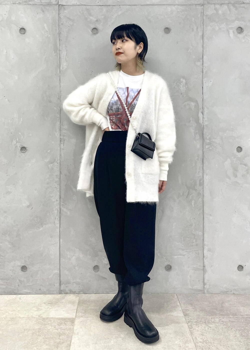 「ブーツ、ロンT、パンツ、ブラック、ショルダーバッグ、ミニ、ポシェット、クルーネック、ADAM ET ROPÉ、FEMME、SDGs、サステナブル、骨格ウェーブ、骨格ナチュラル、イエベ」｜「TANGTANGの【TANGTANG】GASATANG Tee（Tシャツ/カットソー、ホワイト系）」を使った、matsumuraさん（レディース・159cm）の夏コーディネートの2枚目の写真