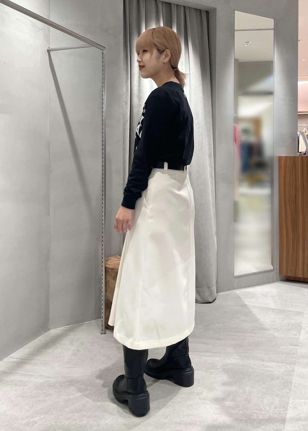 「ロンT、TANGTANG、ミドルスカート、ロングブーツ、レオパード、バッグ、ミニショルダー、ガニー、GANNI、ベルト、太ベルト、秋のコーデ、モノトーンコーデ、きれいめカジュアル、秋服まるっと大公開」｜「ADAM ET ROPE'の【サステナブル】スクエアバックルレザーベルト（ベルト、ブラック系）」を使った、matsumuraさん（レディース・159cm）の秋コーディネートの2枚目の写真